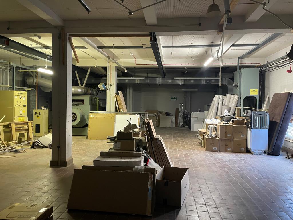 Lot: 15 - VACANT COMMERCIAL SPACE - Room with generator